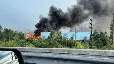 Склад вспыхнул у дамбы. Чёрный дым над КАД